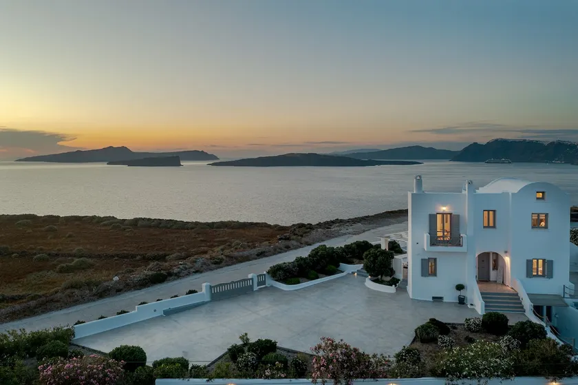 Deluxe Villa with Private Pool & Caldera View - Image 1