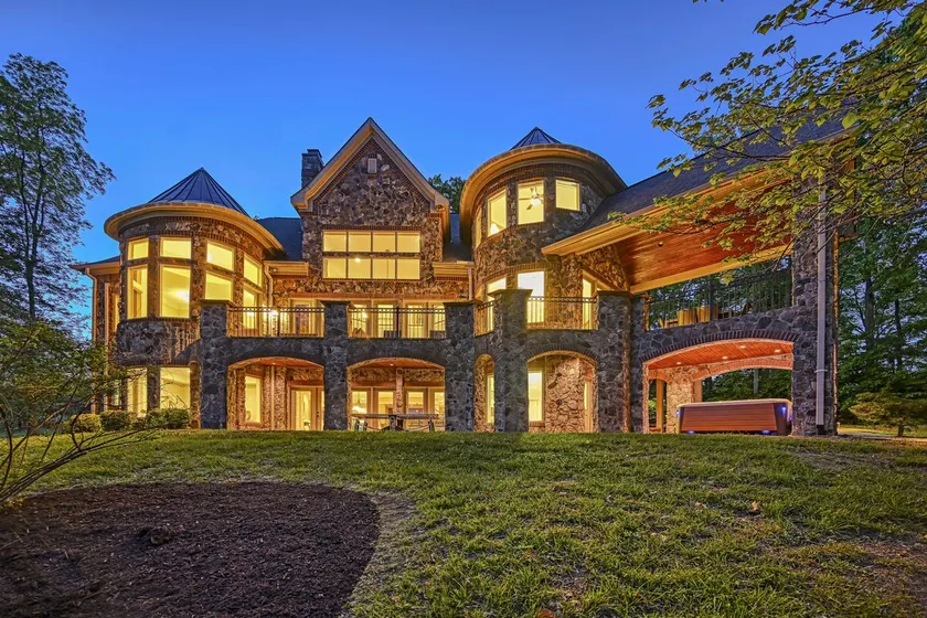 Spacious waterfront house with private hot tub, sauna, pool table - Image 1