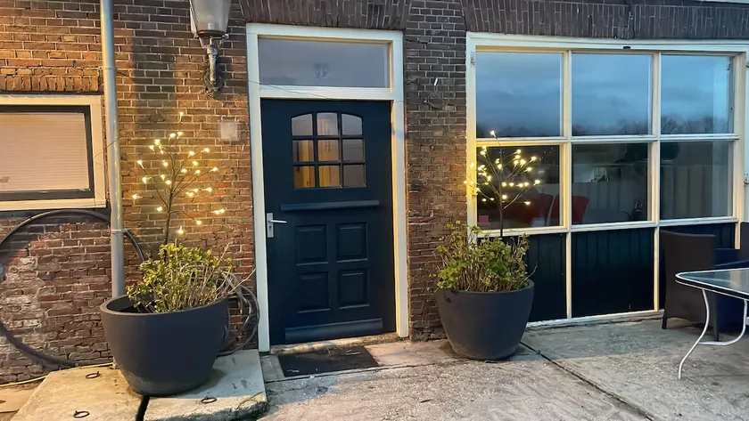 Nice home with free parking - Image 1