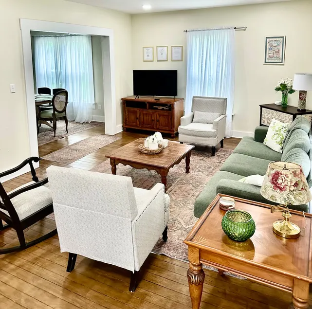 Cosy four square house - Image 1
