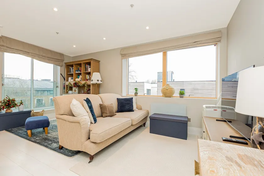 Elegant 2BR flat, 6 min Chiswick Park tube - Image 1