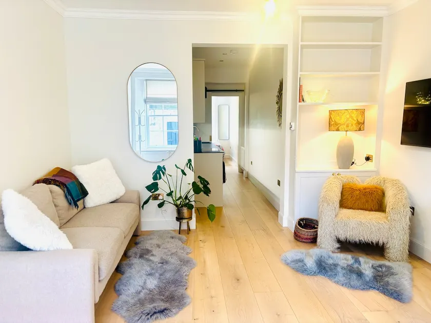 Lovely 1-bedroom Apt in the Heart of Stockbridge - Image 1