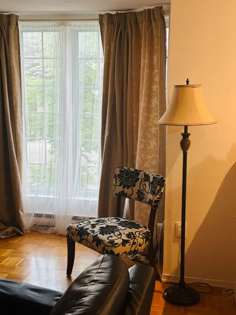 Cozy Five bedroom house with Parking - Image 1