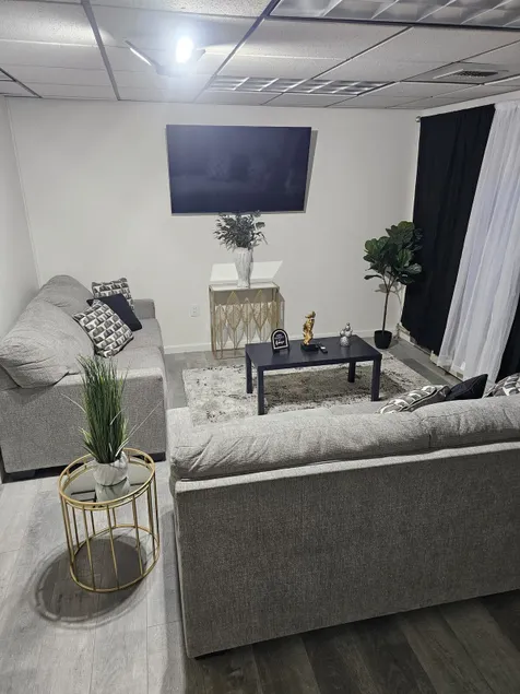 Newly remodeled 4bed/1bath unit - Image 1