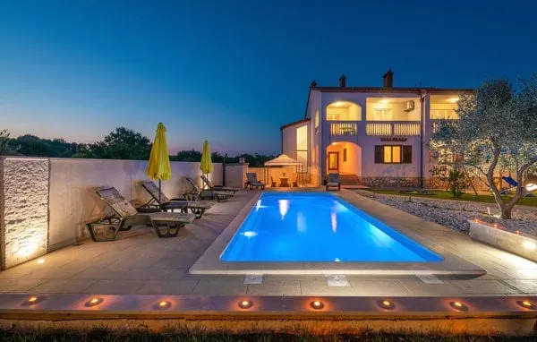 Big house with pool & garden close to airport! - Image 1