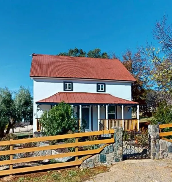 Modern retreat in Gold Country - Image 1