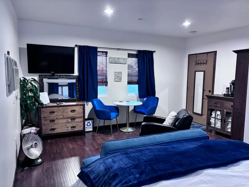 Chic Studio in Quaint Burbank - Image 1