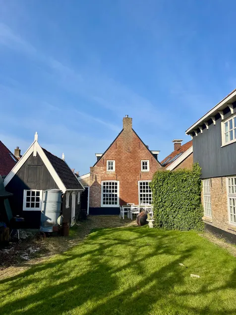 Monumental house on the water - Image 1