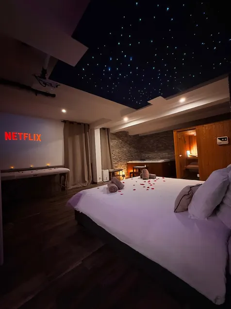 The Starry Escape - Jacuzzi Sauna Hammam - Image 1