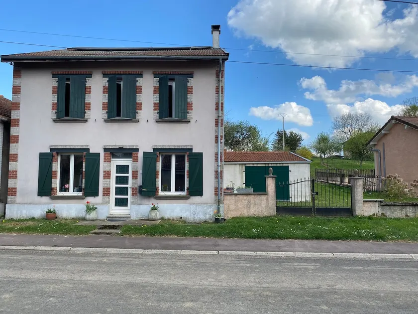 Comfortable house with fireplace & fenced garden - Image 1