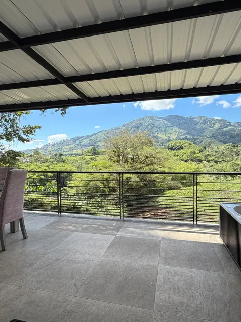 Country house with dreamlike views - Image 1