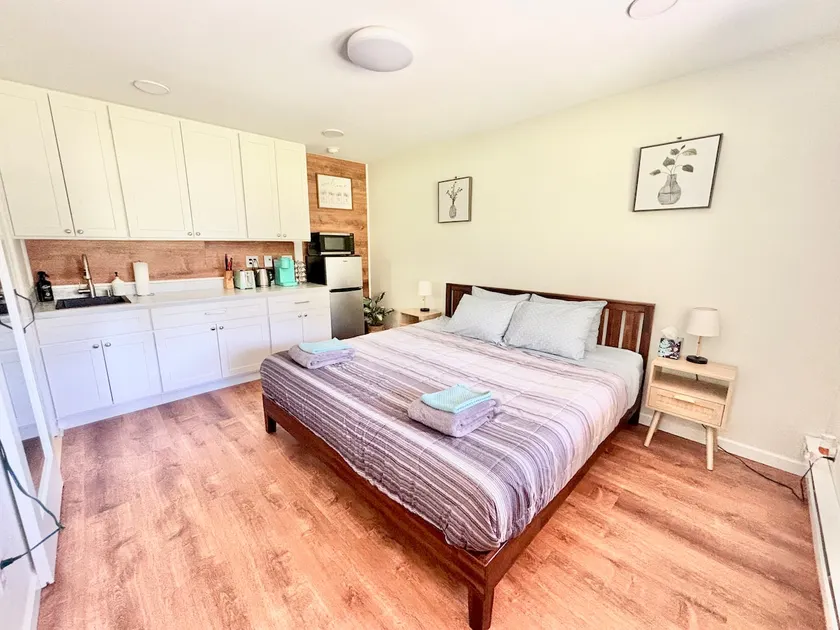 Evergreen oasis with King bed&kitchenette! - Image 1