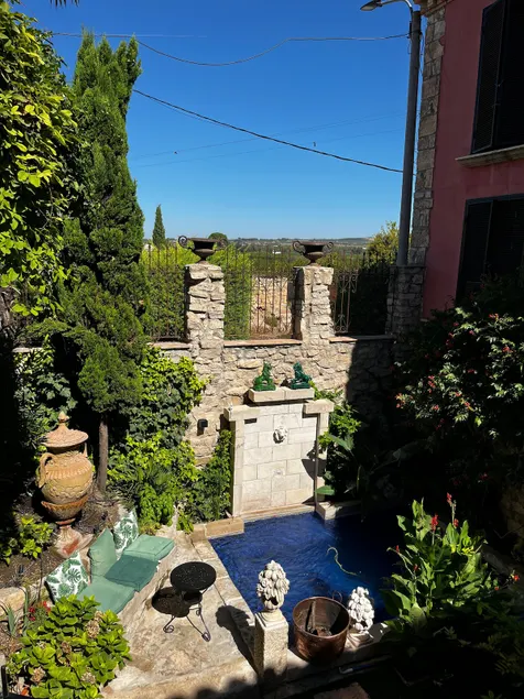 Country house with swimming pool and fireplaces - Image 1