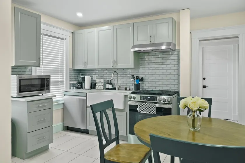 Spacious 4-bedroom Getaway Apt 5 mins from MBTA - Image 1
