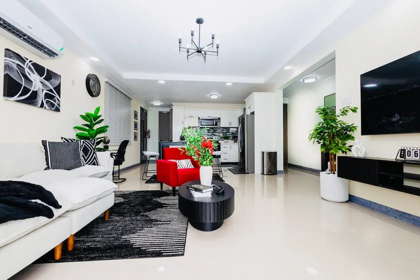 Kelly’s Luxury Suite - Where Comfort Meets Style. - Image 1
