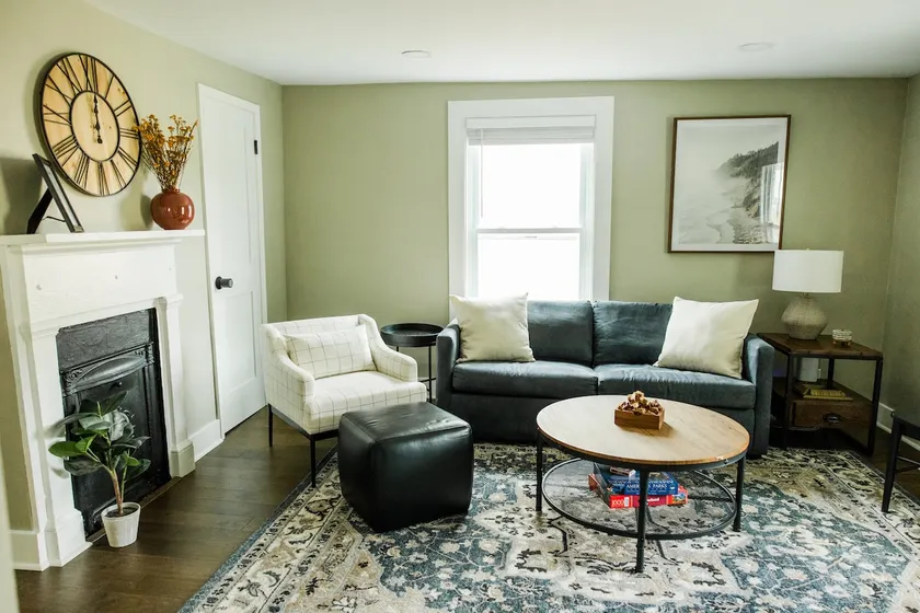 Spacious 2b/1bath Home w private deck - Downtown! - Image 1