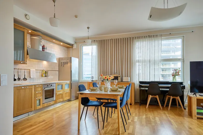 100 square meter 4-room central smart apt - Image 1