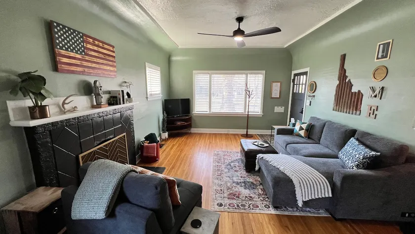 Stylish Normal Hill Bungalow - Image 1