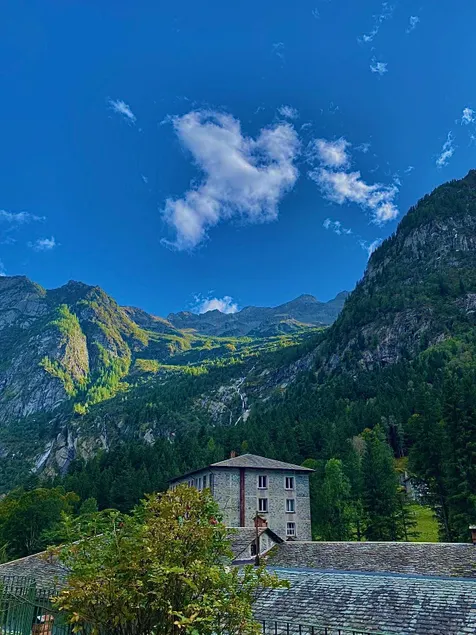 Relax among the peaks - Image 1
