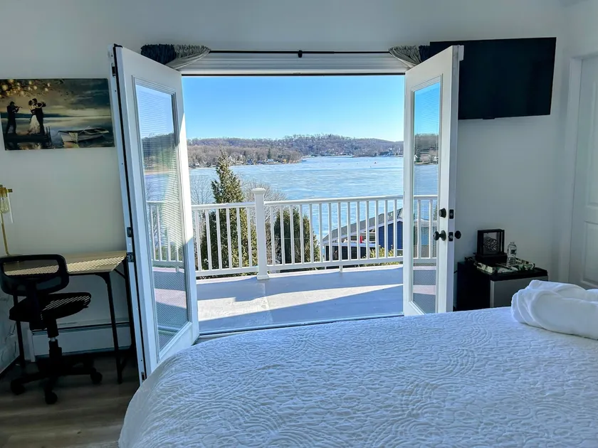 Lux Lakeview House Experience/Sleep 8 - Image 1