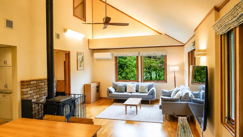 Luxury cuisine and BBQ in a spacious full kitchen | 12 people | 4 bedrooms | 2 baths | Wood stove | Butter's cousin is just a short walk away - Image 1