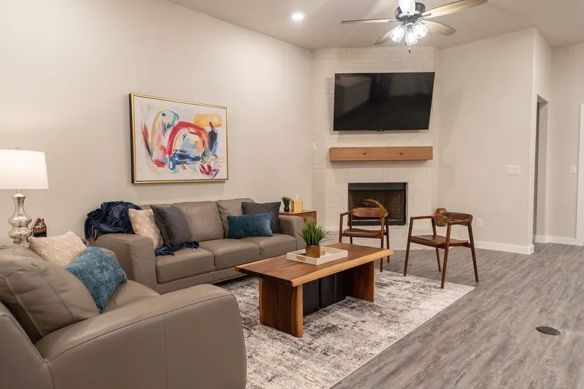 New Long Term Stays Modern 4BR 2B 2Car Garage - Image 1