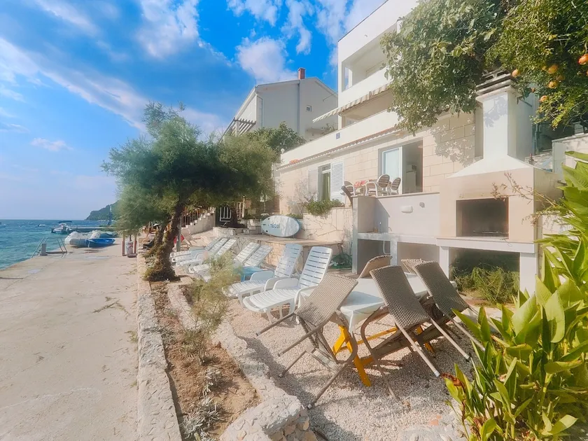 Villa Vedran appartement Vedran B avec chaises longues face à la mer - Image 1
