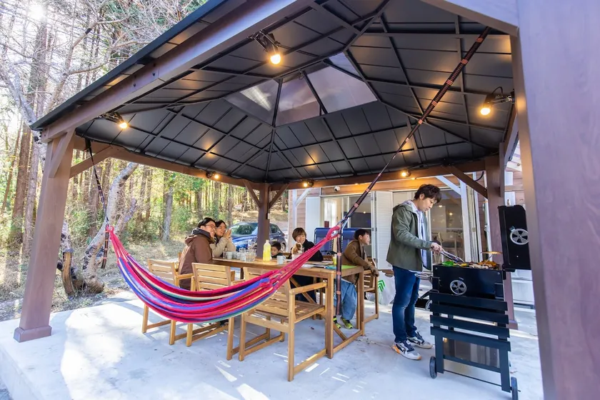 5 minutes by car from Toryu IC, in the middle of a forest! BBQ area with roof · Sauna hut - Image 1