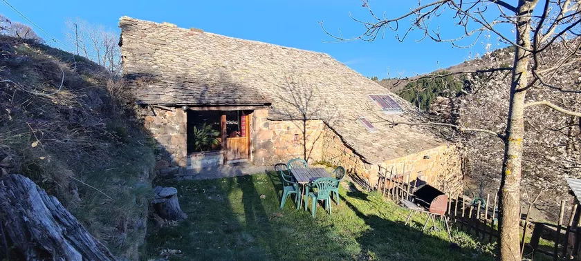 Authentic stone cottage in 65 hectares of nature - Image 1