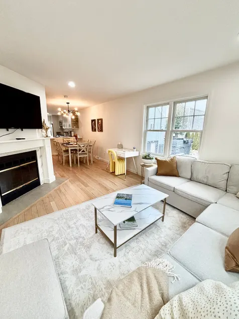 Beautiful 3 bed condo w garage - Image 1