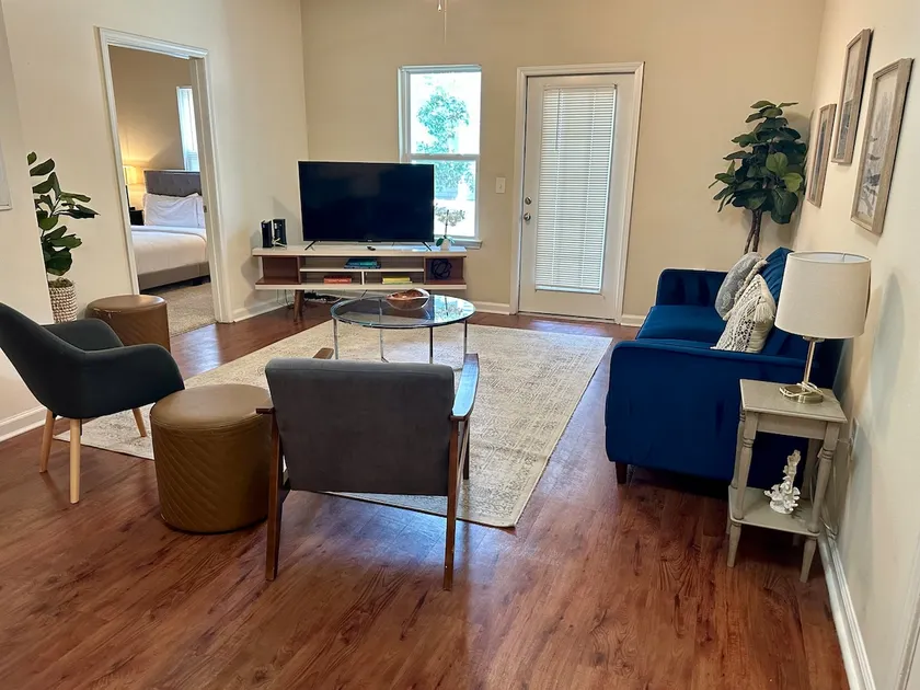 3BR 2BA- 1st Floor- Pool and Gym- Central Locatio - Image 1