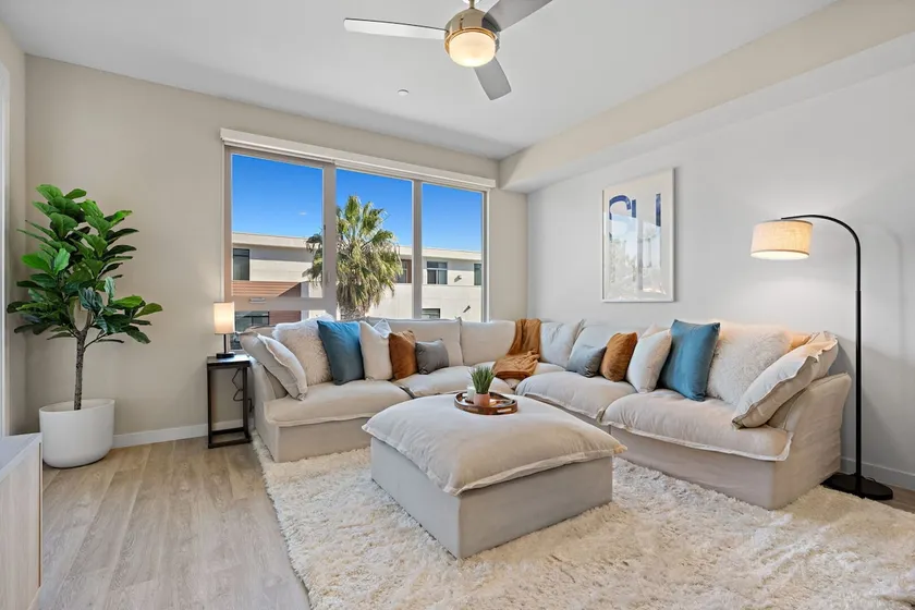 Luxury in downtown- 2 blocks to Beach - Image 1