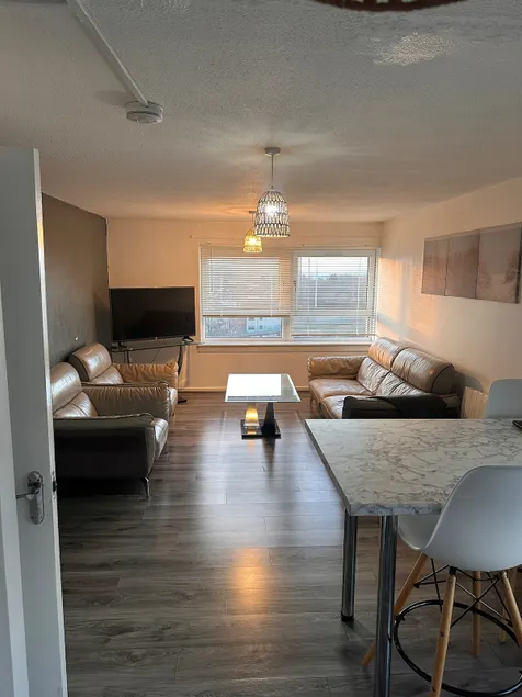 flat 5 mins from Queen Elizabeth Hospital & RHC - Image 1