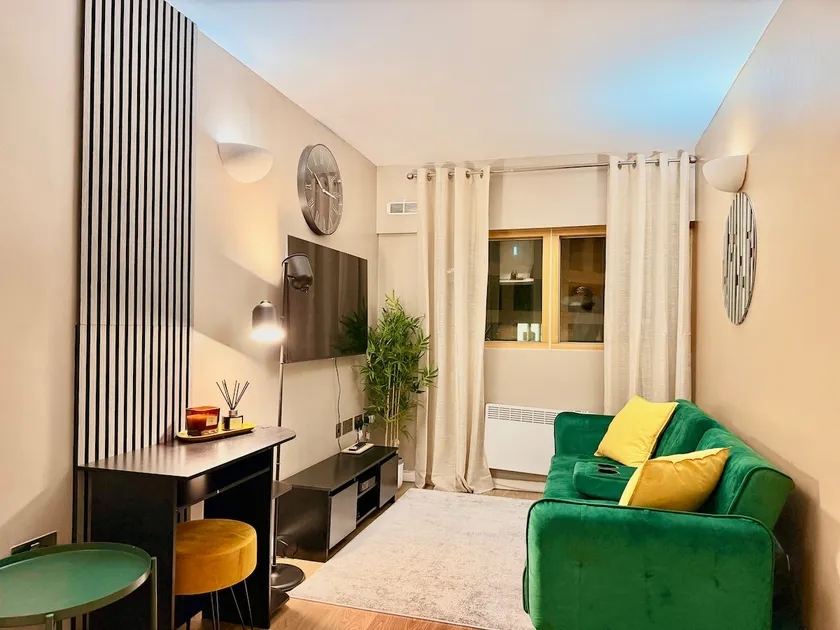 Modern 2 Bed Apartment Near Leeds Station Sleeps 5 - Image 1