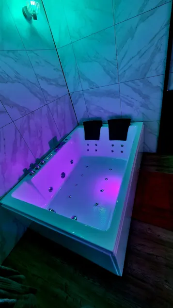L&A Home and Spa, baignoire jacuzzi - Image 1