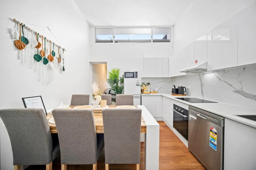 3BR Hideaway with A/C Near CBD, Crown St & Parks - Image 1