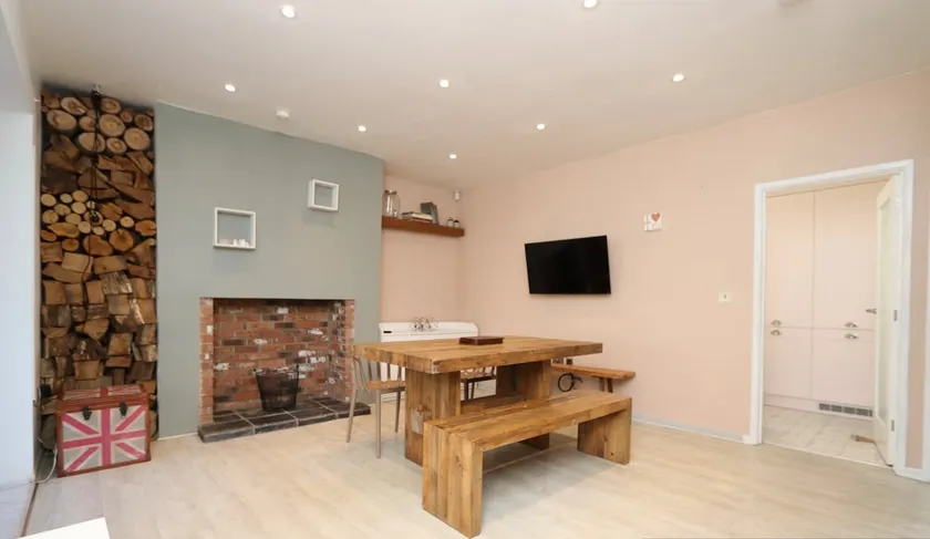 The PINK House , FREE Parking , 3 Bedrooms , Garden , close to M4 and countryside! - Image 1