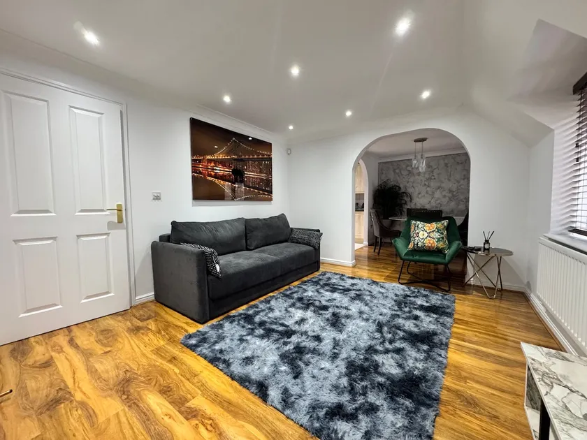 A luxurious coach house - Image 1