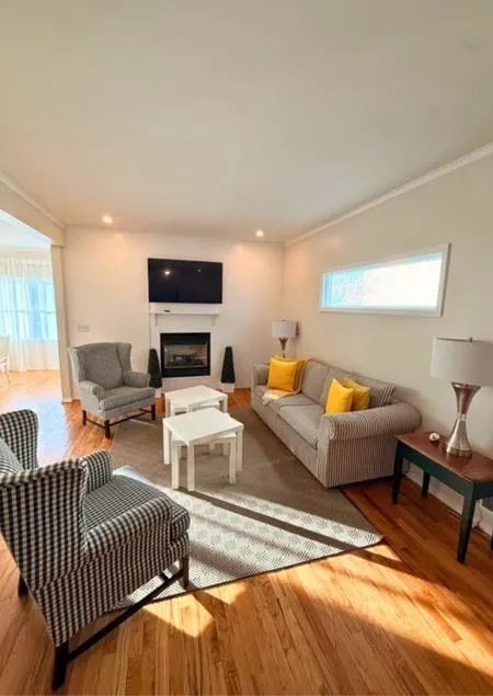 Bayview Coastal 4BR | Steps to Shore •Free Parking - Image 1