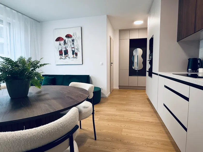 Luxury Apartment with Free Private Parking - Image 1