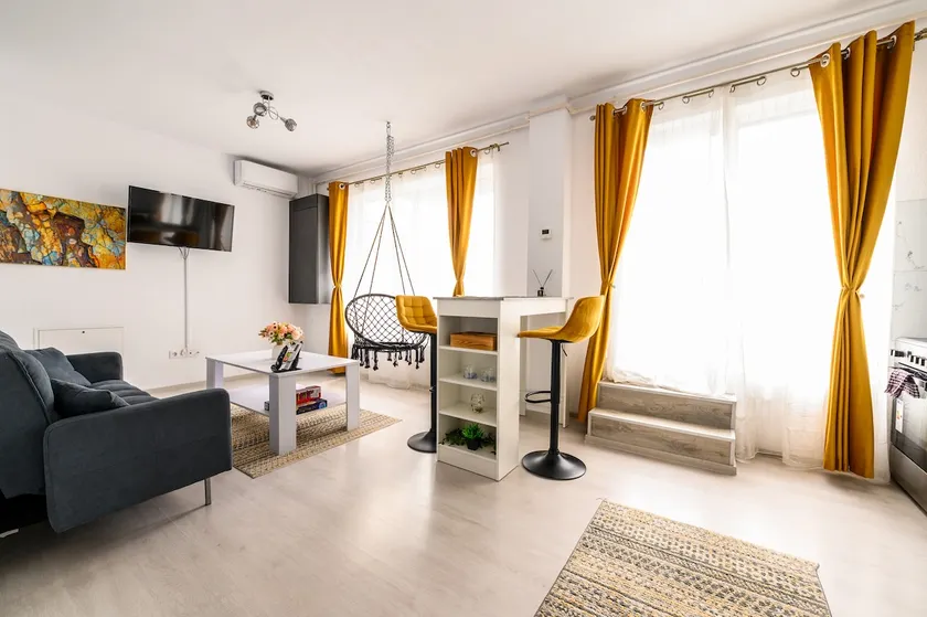 Golden apartment, downtown, Cluj - Image 1