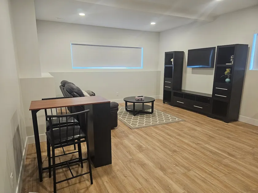 Modern Private Suite Fast WiFi Parking Quiet Stay - Image 1