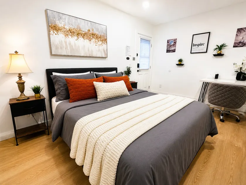 Cozy Private Suite • Self Check-In • Full Bath - Image 1