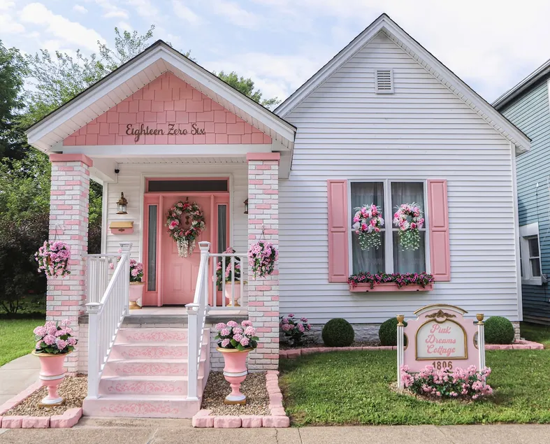 Pink Dreams Cottage: Hot Tub, Fire Pit, BBQ & More - Image 1