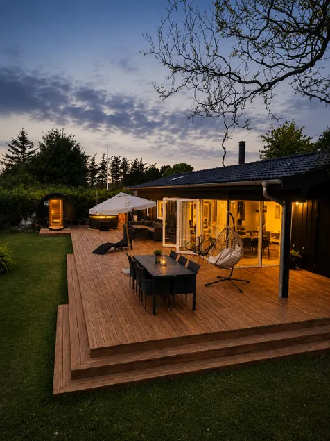 Newly renovated cottage with outdoor hot tub and sauna - Image 1