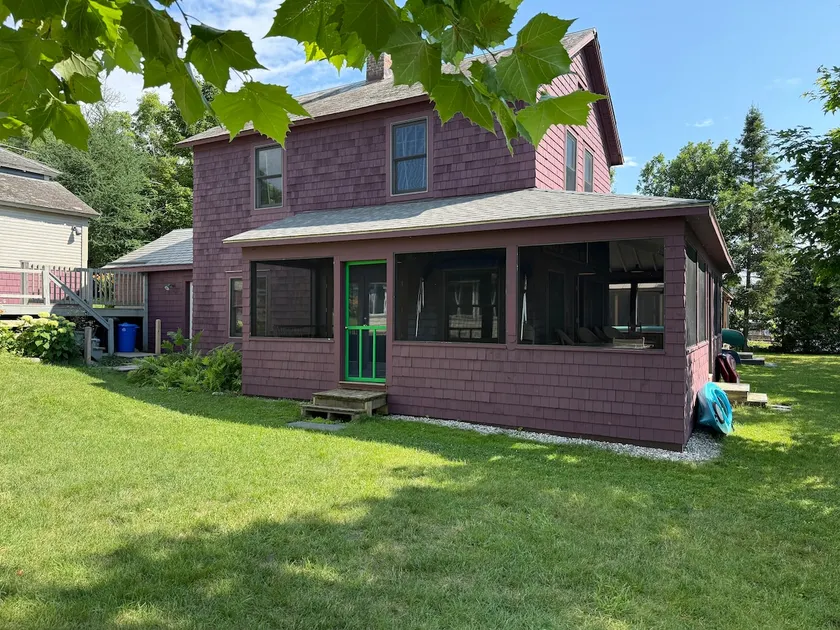4BR Lakeside house, waterfront views, porch, w/d - Image 1