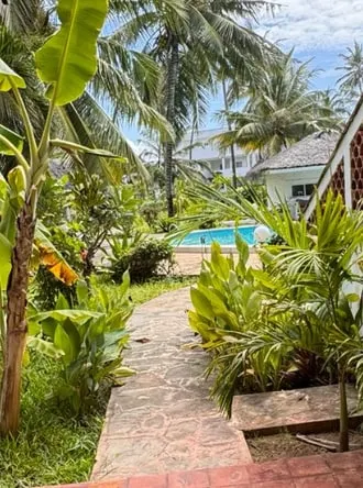 Apartment facing the pool and a short walk from the sea - Image 1