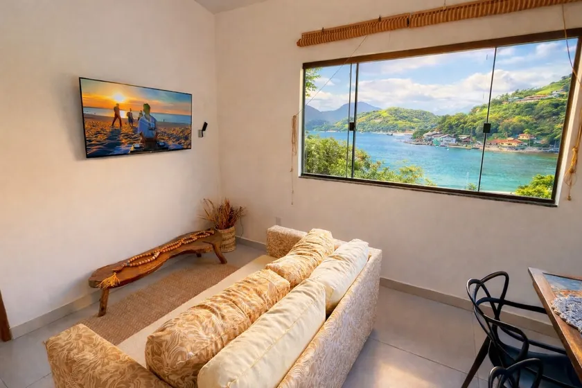 Ocean-view flat with 3 beaches just steps away - Image 1