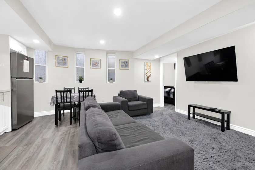 New and Cozy Ancaster Hamilton Apartment - Image 1