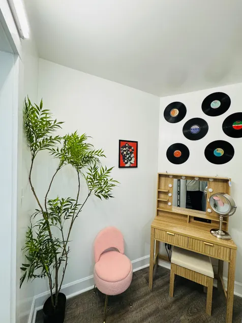 Retro Retreat (Pets Welcome) - Image 1